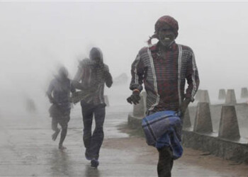 Mientras el tiempo mejoraba el lunes en India, la fuerza aérea utilizó aviones y helicópteros para lanzar paquetes de alimentos a los lugares afectados en los alrededores de Visakhapatnam