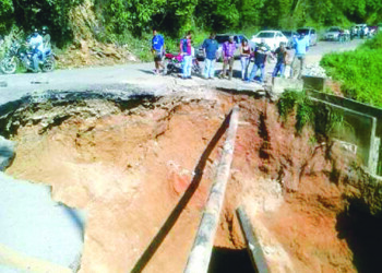 Interrumpido se vio el paso vehicular en la parroquia Cecilio Acosta la mañana de ayer  luego de que losas de concreto armado que servían como terraplén en la vía cedieran.