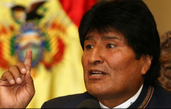 “Tan importante ha sido nacionalizar que nos ha liberado de los chantajes del Banco Mundial y del Fondo Monetario Internacional (FMI)”, incidió Morales