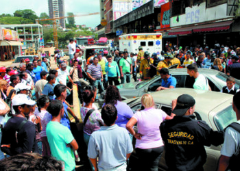 El accidente provocó fuerte retraso vehicular en el casco central de la capital mirandina. Los heridos fueron remitidos al HVS