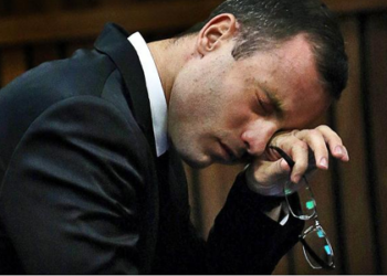 El atleta paralímpico sudafricano Oscar Pistorius fue condenado este martes a una pena firme de cinco años de prisión por matar a su novia Reeva Steenkamp  EFE