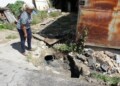 El bote de agua negras afecta a más de cinco familias