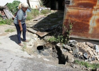 El bote de agua negras afecta a más de cinco familias