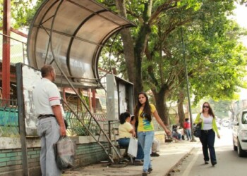 Usuarios de paradas de la capital mirandina piden cambio.