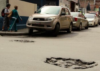 Avenidas de capital mirandina
siguen abarrotadas de huecos