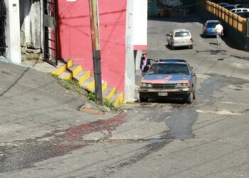 El agua recorre por las vías de la comunidad