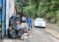 Basura amontonada por la localidad de vecinos aledaños
