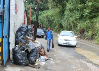 Basura amontonada por la localidad de vecinos aledaños