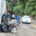Basura amontonada por la localidad de vecinos aledaños