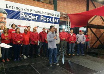 Jaua también acudió a la sede del Banco Bicentenario ubicado en la capital mirandina, este viernes 14 de noviembre e hizo su aporte de “un día de salario por la revolución”.