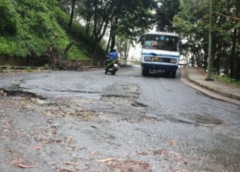 Las calles siguen a la buena de Dios esperando el bacheo