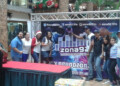 Equipo de la radio en La Cascada recibiendo donaciones.