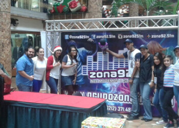 Equipo de la radio en La Cascada recibiendo donaciones.