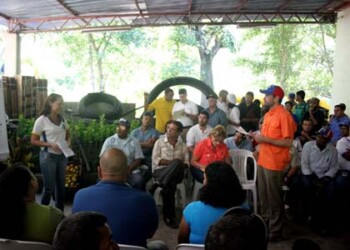 Capriles realizó recorrido por zona rural de Araira.
