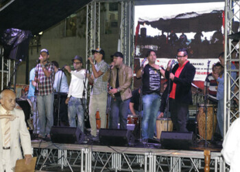 Cantores de la virgen en pleno concierto en la plaza Bolívar. (FOTO PRINCIPAL)