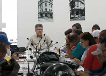 Estuvieron presentes en esta reunión el Gobernador del estado Vargas y el Jefe de gobierno del Distrito Capital.