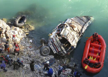 Al menos 47 muertos y seis desaparecidos es el balance de un accidente de un autobús que cayó a un río en una remota parte del oeste del Nepal  EFE