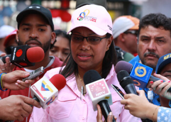 La viceministra del Sistema Integrado de Investigación Penal, María Wandolay Martínez, compartió con los vecinos promoviendo la cultura de la tolerancia y no violencia  AGENCIAS