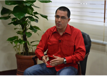 Arreaza agregó que “El Pdte @NicolasMaduro seguirá adelante protegiendo al pueblo de la especulación y generando un sistema de costos y precios justos”