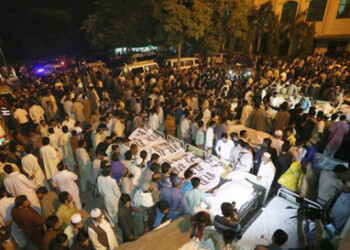 Al menos 54 personas (49 civiles y tres militares) murieron y 88 resultaron heridas ayer en un ataque suicida en el puesto fronterizo de Pakistán  CORT. EFE