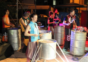 Siete percusionistas, dos artistas circenses y tres trompetistas de la reconocida agrupación, recorrieron la Plaza Alfredo Sadel de Las Mercedes