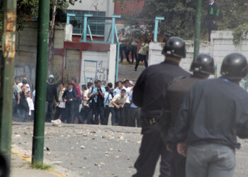 Nuevamente un grupo de liceístas tomó las calles del casco central de Los teques, acción que movilizó a los cuerpos de seguridad.