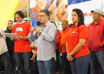 El ministro para las Comunas y los Movimientos Sociales, Elías Jaua, entregó financiamiento proveniente del Consejo Federal de Gobierno por más de 126 millones de bolívares para 63 consejos comunales del estado Miranda.