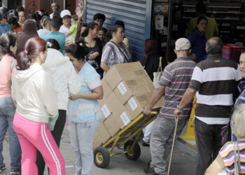 Pañales y jabón de tocador atrajeron a compradores desesperados.