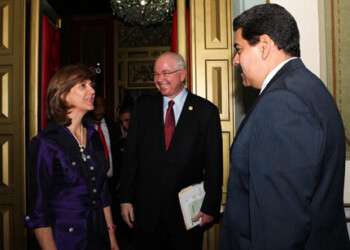 Los ministros de Relaciones Exteriores de Venezuela, Rafael Ramírez, y de Colombia, María Ángela Holguín se reunieron  con Maduro en la Casa Amarilla