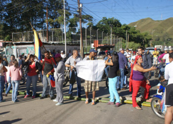 Cansados del “guabineo” al que han estado sometidos, los vecinos de la comunidad Manuelita Sáenz decidieron manifestar en horas de la mañana de este jueves
