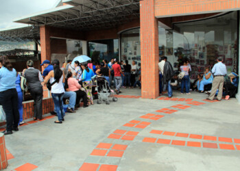 Cerca de 30 personas se apostaron este lunes en las afueras de la General Import de El Tambor para aprovechar las rebajas y comprar el Niño Jesús.