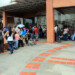Cerca de 30 personas se apostaron este lunes en las afueras de la General Import de El Tambor para aprovechar las rebajas y comprar el Niño Jesús.