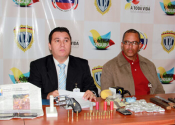El jefe del Eje de Homicidios del Cicpc, comisario Jonni Andrade, junto al director de Poliguacaipuro, comisionado Levis Ávila, durante la rueda de prensa en la que informaron los detalles del enfrentamiento sostenido por uniformados y el ahora occiso.