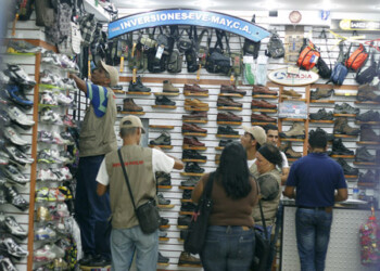 Sobreprecio y especulación fueron los principales delitos detectados en las tiendas visitadas ayer por inspectores de la Superintendencia de Precios Justos.