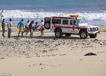 Un grupo de inmigrantes procedentes de Sierra Leona y Guinea causaron pánico en una playa nudista de las Islas Canarias  CORT. DAILYMAIL