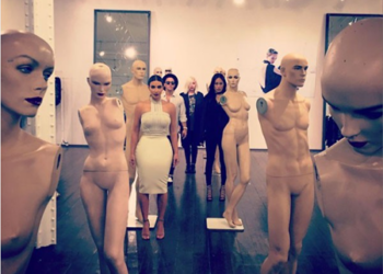 Se trata de una pose bastante similar a la que hizo Solange, Beyoncé, su madre Tina y un grupo de mujeres más en la fotografía oficial de la boda