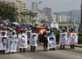 Grupos de estudiantes, maestros y autodefensas cerraron ayer varias carreteras en México para recordar a los 43 estudiantes desaparecidos  EFE
