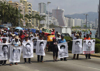 Grupos de estudiantes, maestros y autodefensas cerraron ayer varias carreteras en México para recordar a los 43 estudiantes desaparecidos  EFE