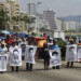 Grupos de estudiantes, maestros y autodefensas cerraron ayer varias carreteras en México para recordar a los 43 estudiantes desaparecidos  EFE