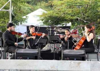 Decenas de caraqueños han acudido a la plaza Alfredo Sadel de Las Mercedes, para disfrutar de lo mejor en diseño y gastronomía en el Festival de las Artes Baruta 2014