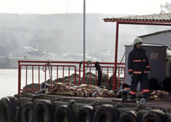 Al menos 24 personas han muerto ahogadas al naufragar ayer una barca con unos 40 refugiados a bordo en el Mar Negro  AGENCIAS