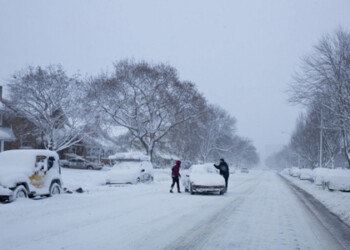 Una inusual nevada, la primera de la temporada invernal en Estados Unidos, provocó este miércoles al menos siete muertes en el noreste del país  AP