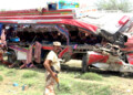 Al menos 56 personas murieron este martes, cuando un autocar lleno de pasajeros chocó de frente con un camión en el sur de Pakistán