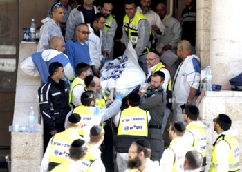 Al menos seis personas murieron ayer en un tiroteo en una sinagoga y Yeshiva (escuela rabínica) de Jerusalén Oeste