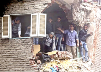 Un deteriorado edificio de siete pisos se derrumbó el martes por la mañana en un populoso distrito del este de El Cairo, con un saldo de por lo menos 17 muertos