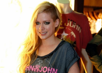 “No me siento bien. Tengo algunos problemas de salud. Así que por favor ténganme en sus oraciones” escribió Avril en su Instagram