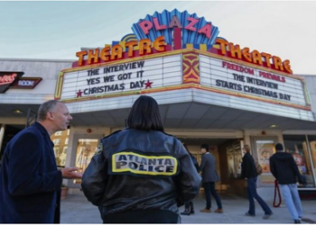Varios cines independientes, como El Plaza Theater de Atlanta y The Alamo Drafthouse en Dallas, se ofrecieron a proyectar el filme el día de Navidad