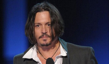 Johnny Depp, de 51 años, apareció en la pasada entrega de los Hollywood Press Awards evidentemente borracho