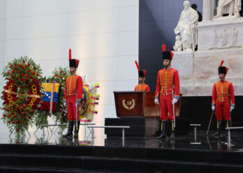 La tarde de este miércoles, desde el Panteón Nacional, en Caracas, le rindieron honores al Libertador Simón Bolívar, al cumplirse 184 años de su muerte.