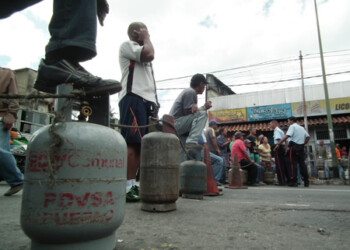 Durante horas de la mañana de este miércoles, vecinos protestaron en la avenida Bertorelli Cisneros de Los Teques con bombonas de gas para exigir el despacho regular del producto.